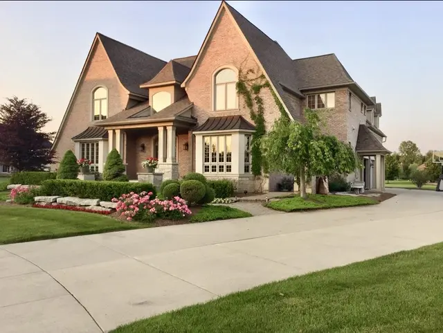49166 Dominion Court, Canton, MI 48187
