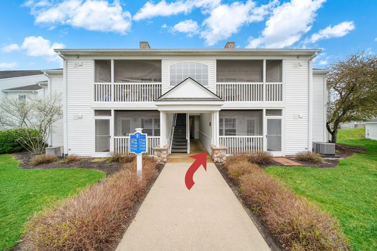 2738 S Knightsbridge Circle, Ann Arbor, MI 48105
