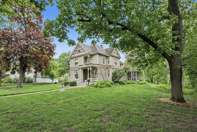 201 W Henry Street, Saline, MI 48176