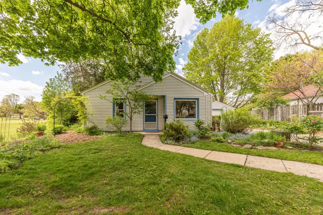 1807 Hiawatha Place, Ann Arbor, MI 48105