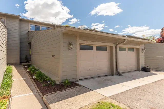 740 Peninsula Court, Ann Arbor, MI 48105