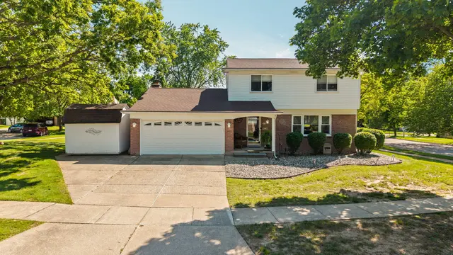 534 Forestbrooke Court, Saline, MI 48176