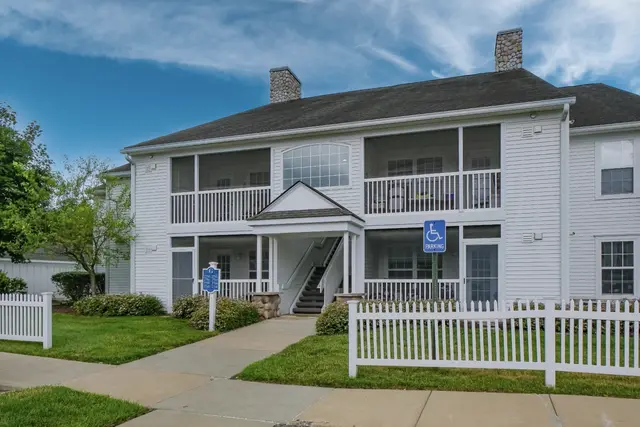 2768 S Knightsbridge Circle, Ann Arbor, MI 48105