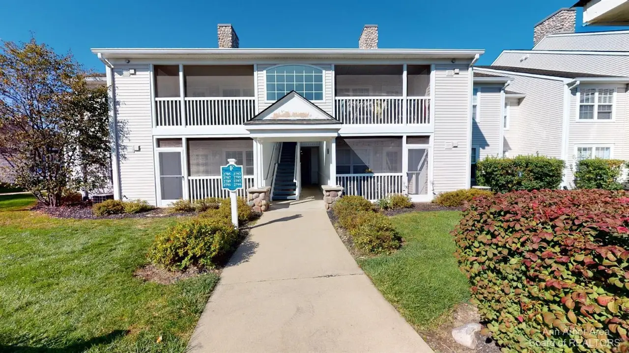 2785 S Knightsbridge Circle, Ann Arbor, MI 48105