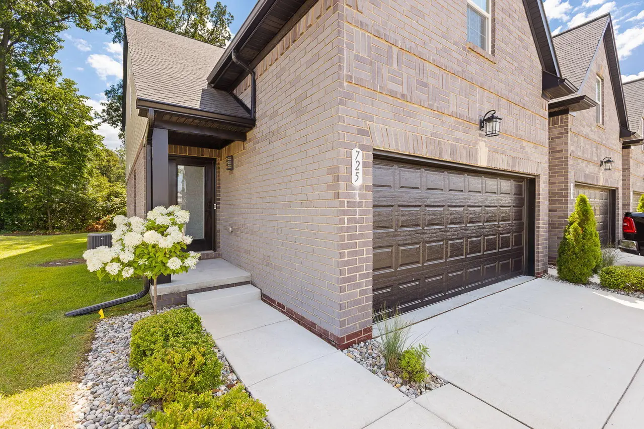 725 Chase Hanna Street 9, Dundee, MI 48131