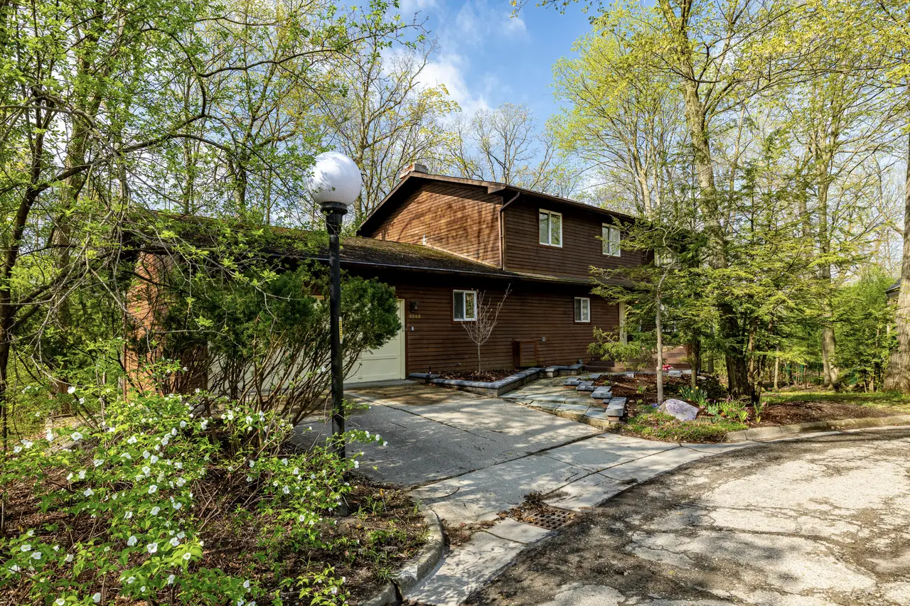 3949 Waldenwood Drive, Ann Arbor, MI 48105