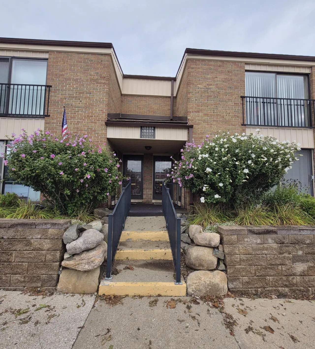 18233 University Park Drive, Livonia, MI 48152
