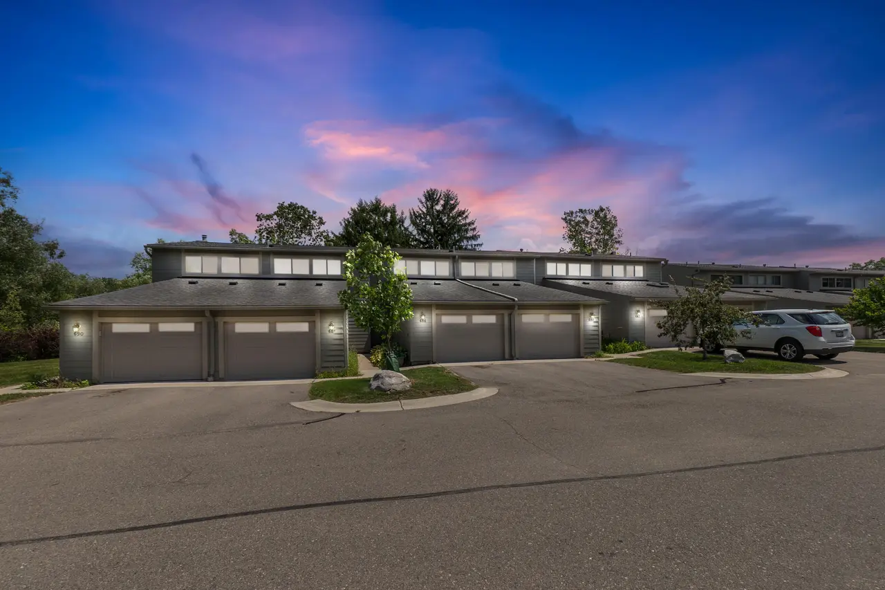 690 Peninsula Court, Ann Arbor, MI 48105