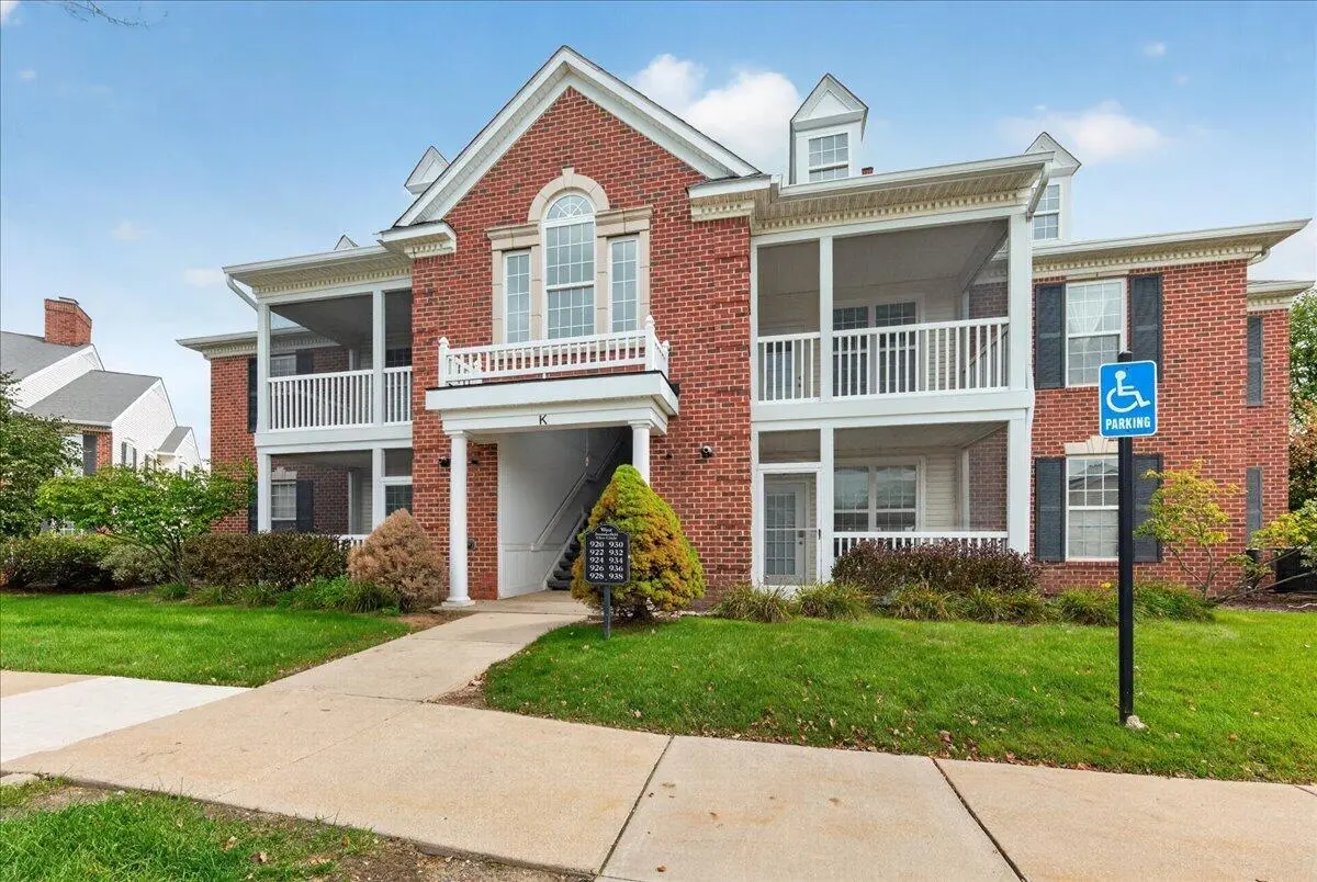 932 W Summerfield Glen Circle, Ann Arbor, MI 48103
