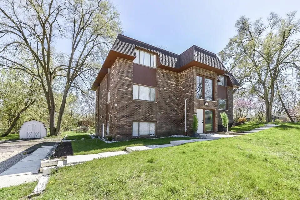 9275 Brookside Drive Unit B, Whitmore Lake, MI 48189
