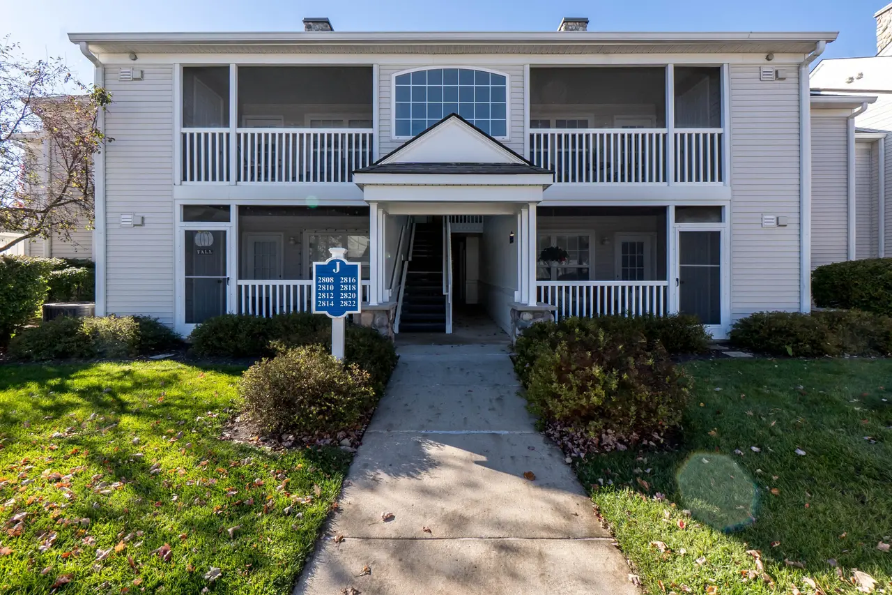 2818 S Knightsbridge Circle, Ann Arbor, MI 48105